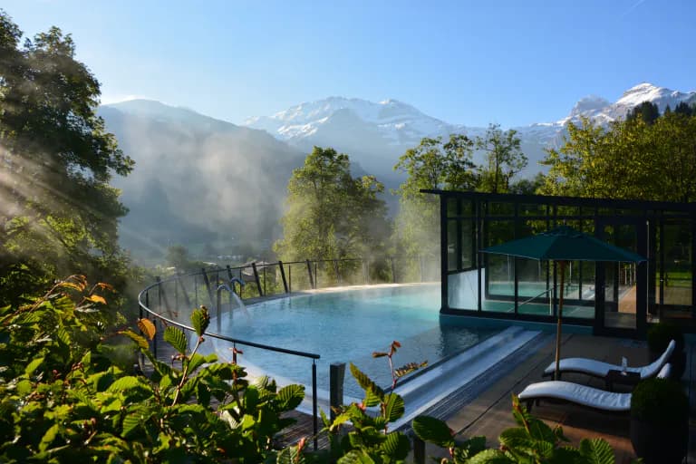 Aussenpool mit Blick auf den Wildstrubel