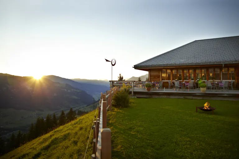 Aussicht vom Buehlberg auf die Bergwelt mit Sonnenaufgang im Hintergrund