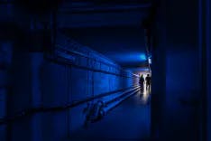 Gang im Untergrund mit blauer Beleuchtung