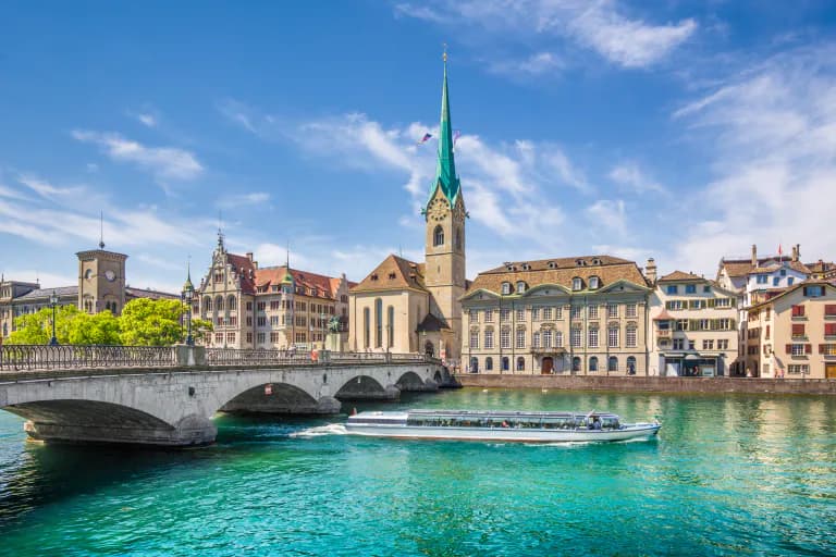 Ansicht von aussen mit Boot auf der Limmat