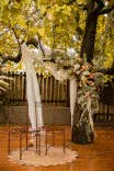 Geschmückter Traubogen für Hochzeitszeremonie mit zwei Stühlen 