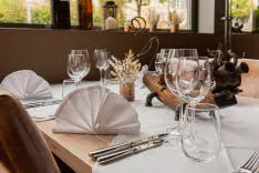 Gedeckter Tisch mit Weingläser für ein Hochzeitsabendessen in der Schlosserei by Aaria