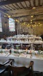 Gedeckte lange Tische mit Stühlen und Hochzeitsdekoration für Abendessen bei einer Hochzeit