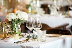 Tischdekoration sowie Weingläser bei einer Hochzeitsfeier