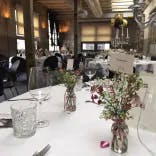 Blumendekoration und Blick auf einen Raum für ein Hochzeitsfest