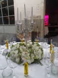 Kerzenständer und Blumendekoration bei einem Abendessen einer Hochzeitsfeier