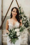Braut mit Blumenstrauss und Brautkleid
