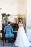 Brautpaar mit Bräutigam, der Klavier spielt und Braut, welche daneben steht