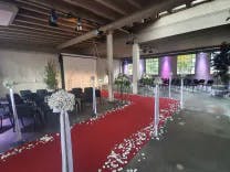 Roter Teppich mit Blumenblätter bereit für die Braut zum Einlauf für eine Hochzeitszeremonie