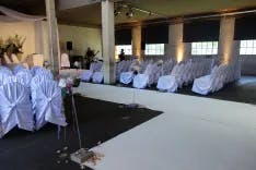 Stühle mit Stuhlhussen für eine Hochzeitszeremonie