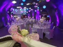 Weiss dekorierter Saal mit Licht für Hochzeitsfest