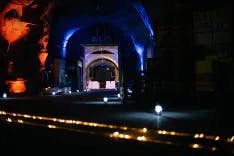 Lichtdekoration im Bergstollen für eine Hochzeitszeremonie