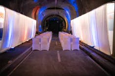Stühle mit weissen Hussen für eine Hochzeitszeremonie