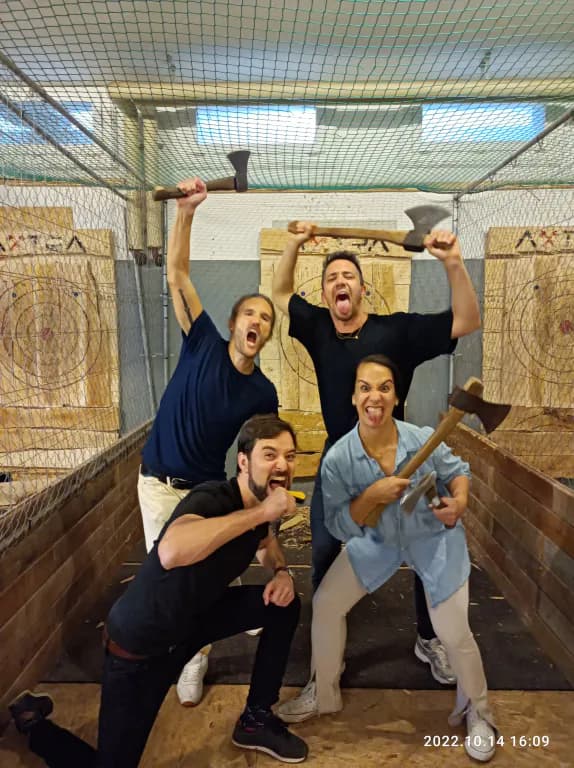 Gruppe von 4 Personen posieren mit Äxten im Axtra