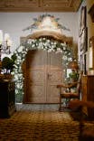 Schön mit Blumen dekorierte Eingangstür zum Hochzeitssaal