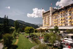 Blick von aussen auf das Gstaad Palace Hotel bei schönem Wetter