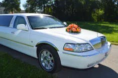 Bild einer weissen Limousine mit Blumenschmuck bereit für ein Hochzeit