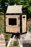 Fotobox aus Holz in der Natur aufgestellt