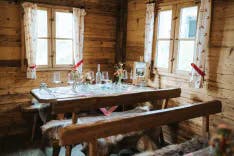 Gedeckter Holztisch im Berghotel Hahnenmoos für ein Hochzeit