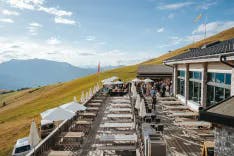Sommerterasse mit Blick auf die Berge im Berghotel Hahnenmoos