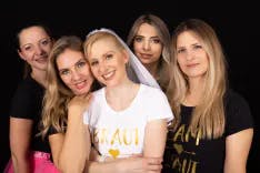 Gruppenfoto von Braut mit den besten Kolleginnen beim Fotoshooting des Junggesellenabschieds
