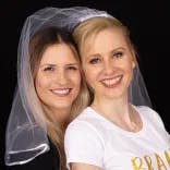 Braut mit Freundin und Schleier beim Fotoshooting zum Junggesellenabschied