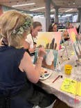 Gruppe von Frauen beim Malen bei einem Polterabend