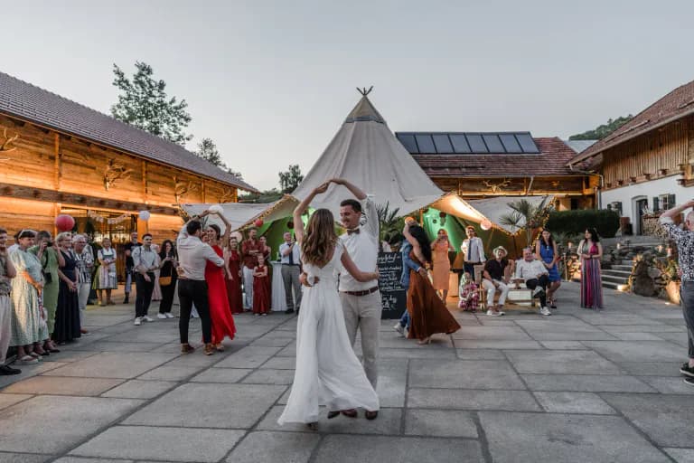 Paar tanzt an einer Hochzeit vor dem Tipi